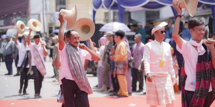Memukau Penonton, Peserta Pawai Ta’aruf Rohil Tampilkan Ratib Togak dan Kompang Silat