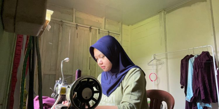 Semangat Wiwin Ayuni Bangun Usaha Menjahit Setelah Ikut Pelatihan Vokasi PHR