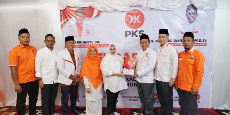 Politik Santun dan Kekeluargaan Bupati Kasmarni, Terlihat Saat Pengembalian Formulir di Kantor DPD PKS Duri