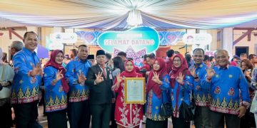 Bupati Kasmarni Terima Penghargaan Tertinggi, Bupati Manggala Karya Kencana tahun 2024