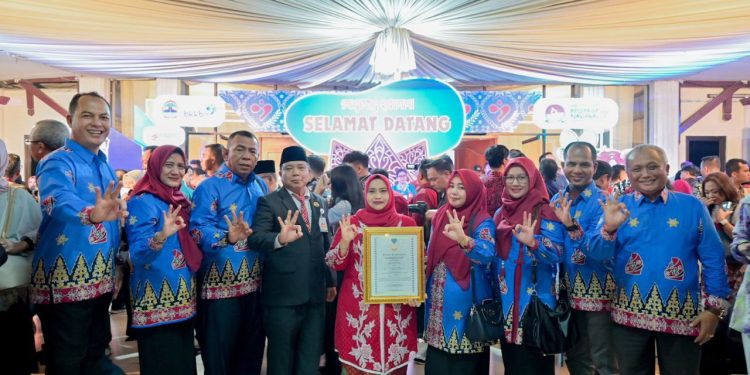 Bupati Kasmarni Terima Penghargaan Tertinggi, Bupati Manggala Karya Kencana tahun 2024