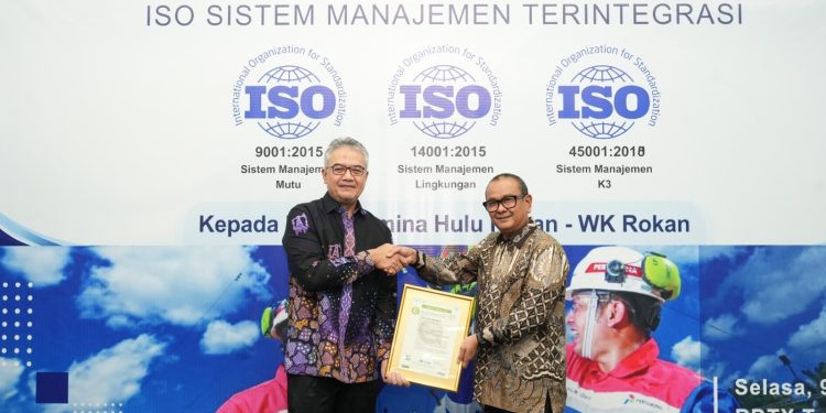 Penyerahan Tiga Sertifikat ISO Sistem Manajemen Terintegrasi 9001, 14001 dan 45001 untuk PHR