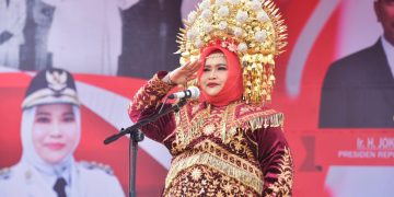 Menjadi Inspektur Upacara Dengan Pakaian Adat Minang, Bupati Kasmarni Tampak Anggun