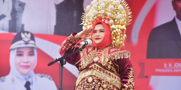 Menjadi Inspektur Upacara Dengan Pakaian Adat Minang, Bupati Kasmarni Tampak Anggun