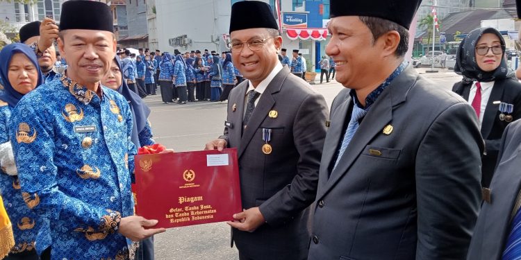Pimpin Upacara Hari Ke 17, Bupati Ingatkan OPD Untuk Memberikan Pelayanan Terbaik Kepada Masyarakat