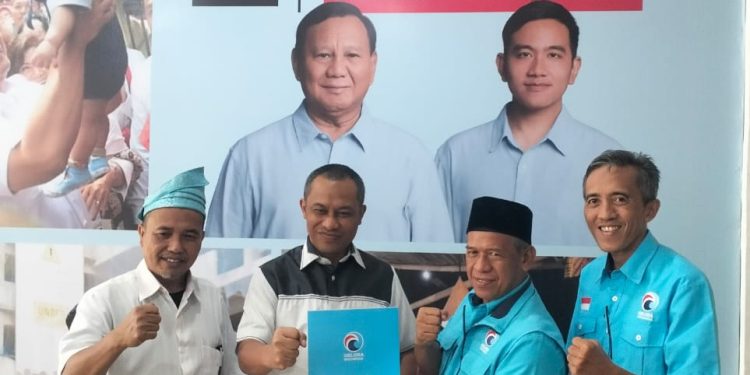 Jelang Pendaftaran ke KPU Kasmarni Bagus Santoso Terima B1KWK dari Partai Gelora