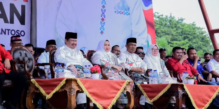 Ribuan Pendukung dan Simpatisan Sesaki Deklarasi Pasangan Kasmarni-Bagus Santoso