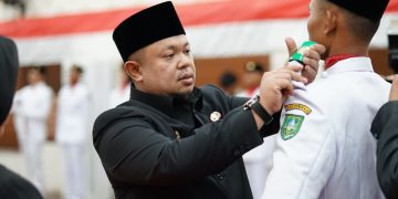 Camat Riki Rihardi, Kukuhkan Paskibra Kecamatan Mandau 