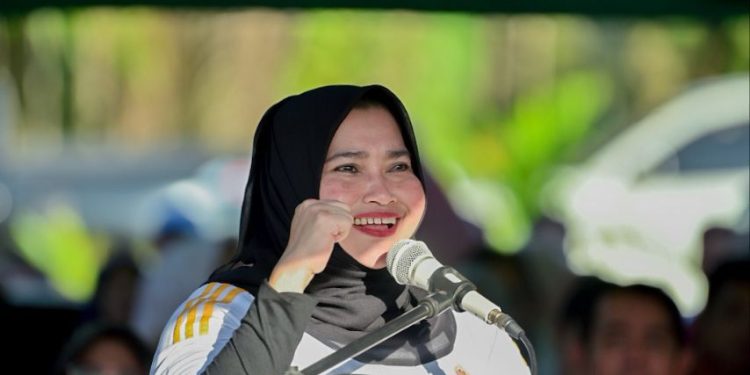 Buka Turnamen Sepakbola 7 Desa Pesisir, Ini Pesan Bupati Kasmarni