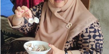 Kampanye Di Teluk Lancar, Kasmarni Tak Sungkan Makan Lesehan Bersama Warga