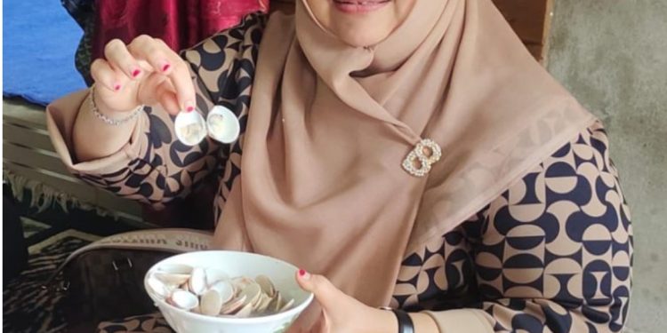Kampanye Di Teluk Lancar, Kasmarni Tak Sungkan Makan Lesehan Bersama Warga