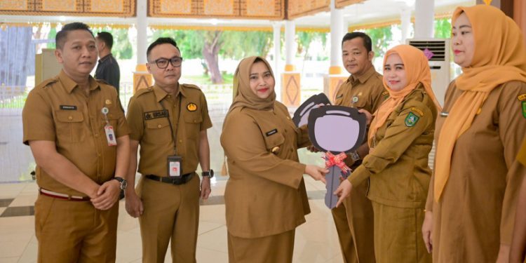 Optimalkan Yankes, Bupati Bengkalis Serahkan Ambulance Puskesmas dan Penghargaan Nakes Teladan