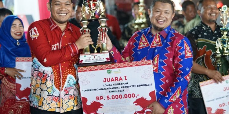 Balik Alam Juara 1, Camat Riki Serahkan Hadiah Untuk Pemenang Lomba Bidang Kelengkapan Administrasi