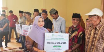 Safari Ramadhan Perdana, Bupati Kasmarni Serahkan Bantuan Kepada Masyarakat Bengkalis