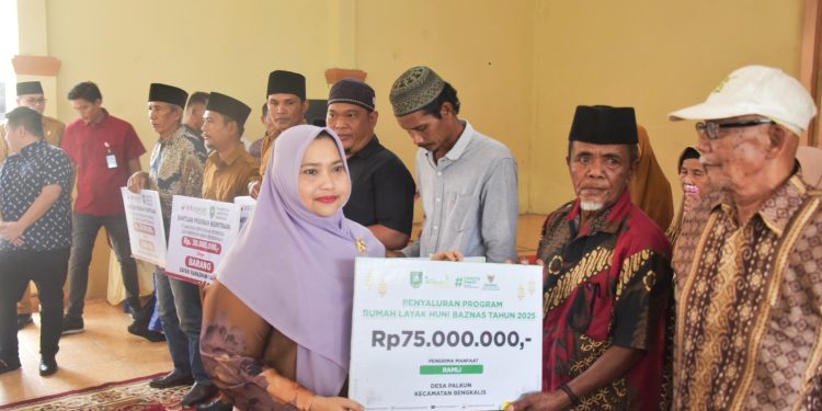 Safari Ramadhan Perdana, Bupati Kasmarni Serahkan Bantuan Kepada Masyarakat Bengkalis