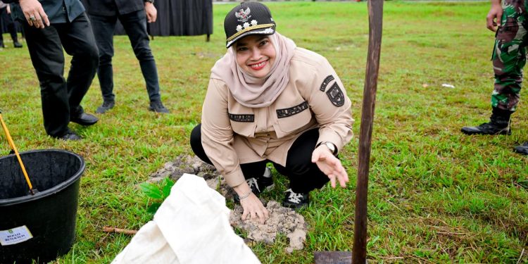 Diselenggarakan oleh Kapolda Riau, Bupati Bengkalis Ikuti Kegiatan Penanaman 10.000 Pohon