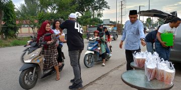 Buka Bersama NXR DURI, Bagikan 1000 Cup Teh Es Pada Pengguna Jalan