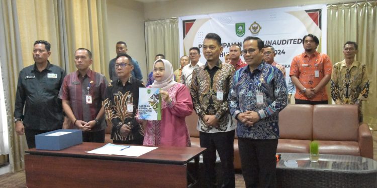 Bupati Kasmarni Serahkan LKPD Unaudited 2024 Ke BPK Tepat Waktu