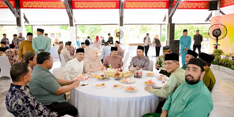 Hari Raya Kedua Idul Fitri, Bupati Bengkalis Hadiri Open House Forkopimda Riau