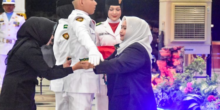 Kukuhkan Paskibraka, Bupati Kasmarni Harapkan Jadi Teladan bagi Pelajar Lain