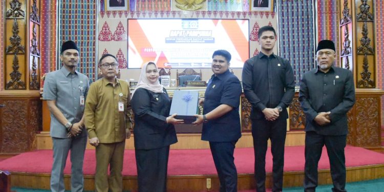 Bupati Bengkalis Sampaikan Rancangan Perda Pertanggungjawaban APBD 2024