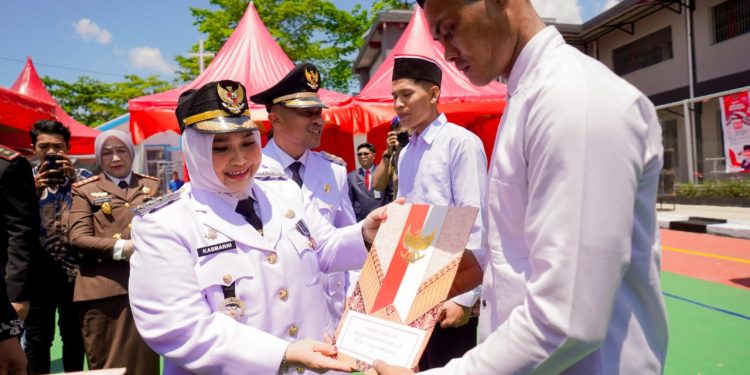 Remisi Momentum Perbaikan Diri, HUT ke-80 RI Wujudkan Semangat Persatuan dan Kemajuan Bangsa, Bupati Kasmarni Serahkan Surat Keputusan