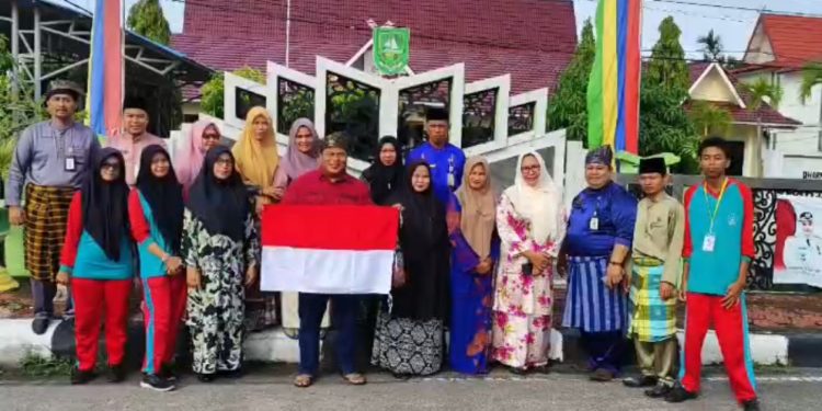 Gelorakan Semangat Kemerdekaan, Bupati Kasmarni Instruksikan PD Bagikan Bendera Merah Putih