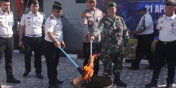 Lapas Bengkalis Musnahkan Barang Terlarang dan Ikrar Perang Terhadap Narkoba Serta Handphone