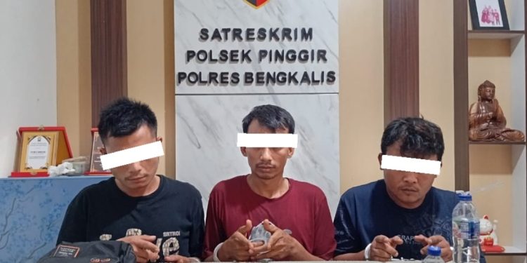 Polsek Pinggir Bongkar Peredaran Sabu di Kandis, Tiga Pelaku Diamankan dan Sabu 4,22 Gram Disita