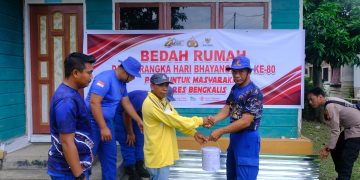 Sambut Hari Bhayangkara ke-80, Polres Bengkalis Gelar Aksi Bersih Pantai dan Penanaman Mangrove di Meskom