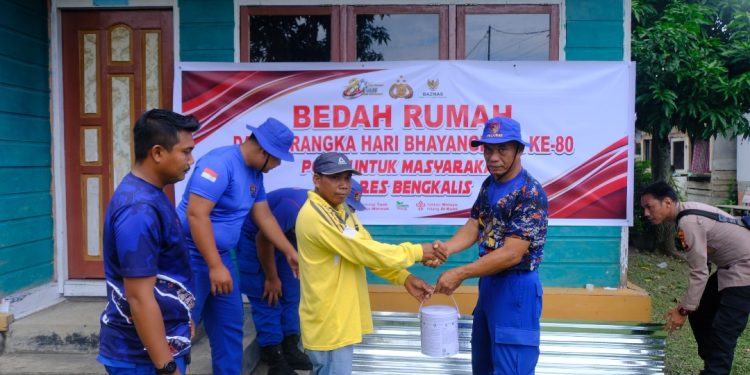 Sambut Hari Bhayangkara ke-80, Polres Bengkalis Gelar Aksi Bersih Pantai dan Penanaman Mangrove di Meskom
